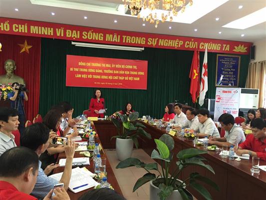 ຫົວໜ້າຄະນະຂົນຂວາຍປະຊາຊົນສູນກາງເຮັດວຽກກັບສູນກາງສະພາກາແດງຫວຽດນາມ